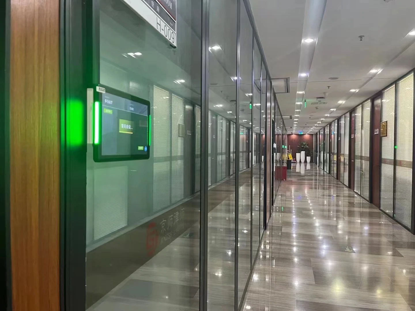接待室和律所办公环境电子门牌展示